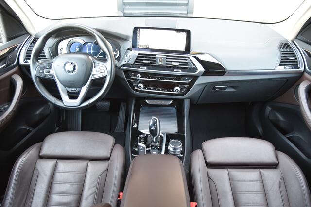 BMW X3 xDrive20i High Executive * Sportstoelen * Stuurverwarming * Trekhaak * Privacy glass *