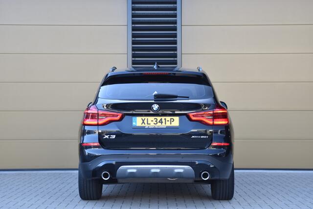 BMW X3 xDrive20i High Executive * Sportstoelen * Stuurverwarming * Trekhaak * Privacy glass *
