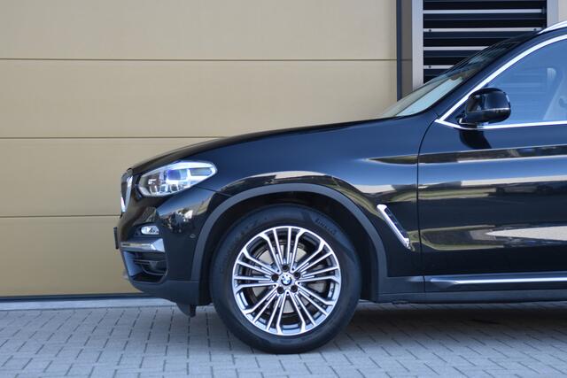 BMW X3 xDrive20i High Executive * Sportstoelen * Stuurverwarming * Trekhaak * Privacy glass *