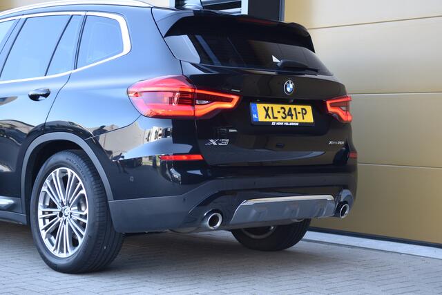 BMW X3 xDrive20i High Executive * Sportstoelen * Stuurverwarming * Trekhaak * Privacy glass *