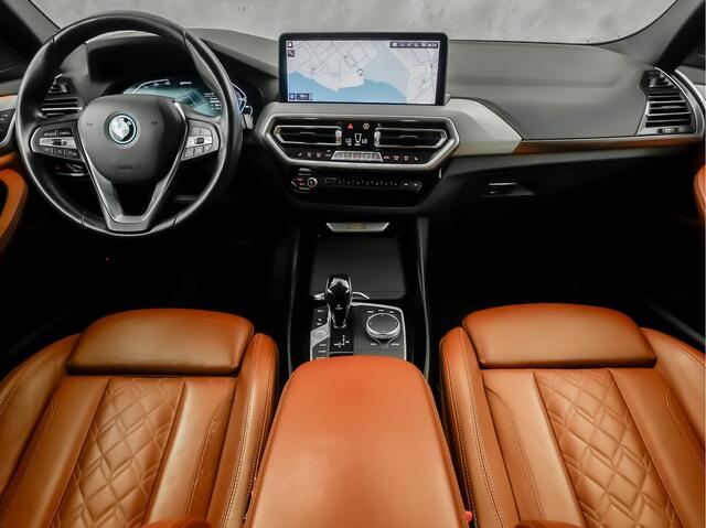 BMW X3 xDrive30e Sport 293Pk Automaat (APPLE CARPLAY, GROOT NAVI, MEMORY SEATS, LASER KOPLAMPEN, BRUIN LEDER, STOELVERWARMING, SFEERVERLICHTING, ZWART HEMEL, ELEK ACHTERKLEP, NIEUWSTAAT)