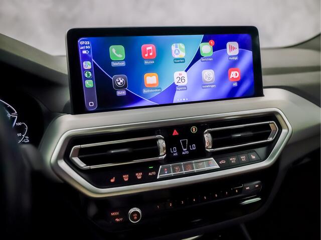 BMW X3 xDrive30e Sport 293Pk Automaat (APPLE CARPLAY, GROOT NAVI, MEMORY SEATS, LASER KOPLAMPEN, BRUIN LEDER, STOELVERWARMING, SFEERVERLICHTING, ZWART HEMEL, ELEK ACHTERKLEP, NIEUWSTAAT)
