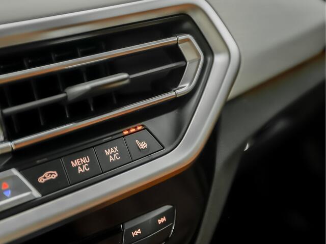 BMW X3 xDrive30e Sport 293Pk Automaat (APPLE CARPLAY, GROOT NAVI, MEMORY SEATS, LASER KOPLAMPEN, BRUIN LEDER, STOELVERWARMING, SFEERVERLICHTING, ZWART HEMEL, ELEK ACHTERKLEP, NIEUWSTAAT)