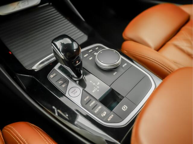 BMW X3 xDrive30e Sport 293Pk Automaat (APPLE CARPLAY, GROOT NAVI, MEMORY SEATS, LASER KOPLAMPEN, BRUIN LEDER, STOELVERWARMING, SFEERVERLICHTING, ZWART HEMEL, ELEK ACHTERKLEP, NIEUWSTAAT)