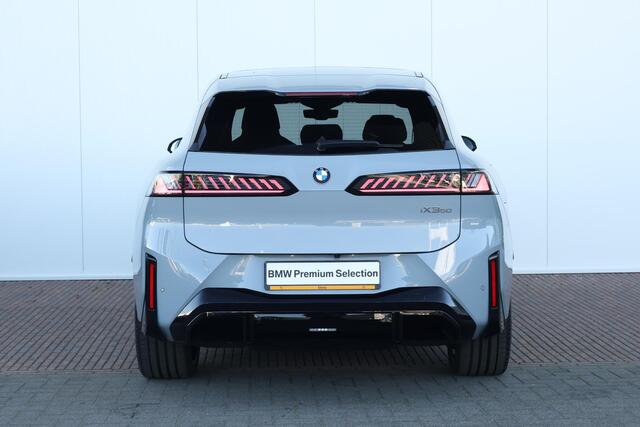 BMW X3 iX3 50 xDrive 113 kWh | Sport Pakket Pro | Innovation Pack | Trekhaak | Pano Dak | Harman Kardon | M-Sportstoelen Voor | Driving Assistant Plus | Stuurwiel verwarming |