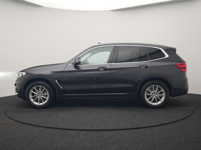 BMW X3 xDrive30e Advantage PHEV 293pk Dealer O.H. | Panodak | Adaptive Cruise | Camera | Harman / Kardon | Sportstoelen Verwarmd | Sfeerverlichting | Blis | Apple Carplay | Navigatie | DAB | Plug In Hybrid |