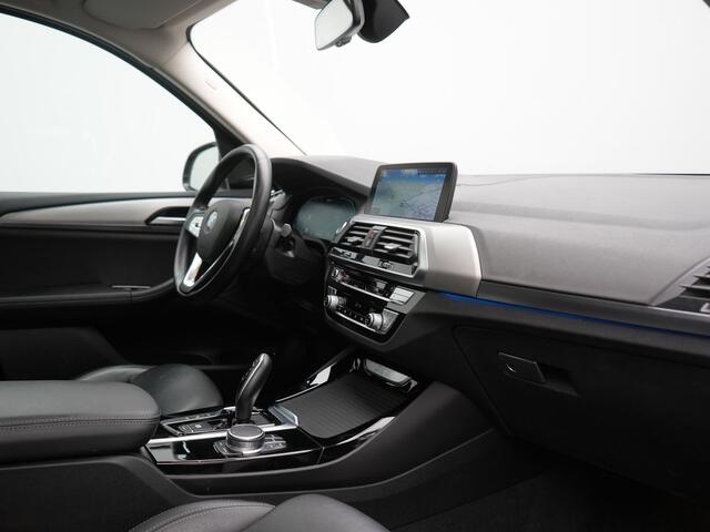 BMW X3 xDrive30e Advantage PHEV 293pk Dealer O.H. | Panodak | Adaptive Cruise | Camera | Harman / Kardon | Sportstoelen Verwarmd | Sfeerverlichting | Blis | Apple Carplay | Navigatie | DAB | Plug In Hybrid |