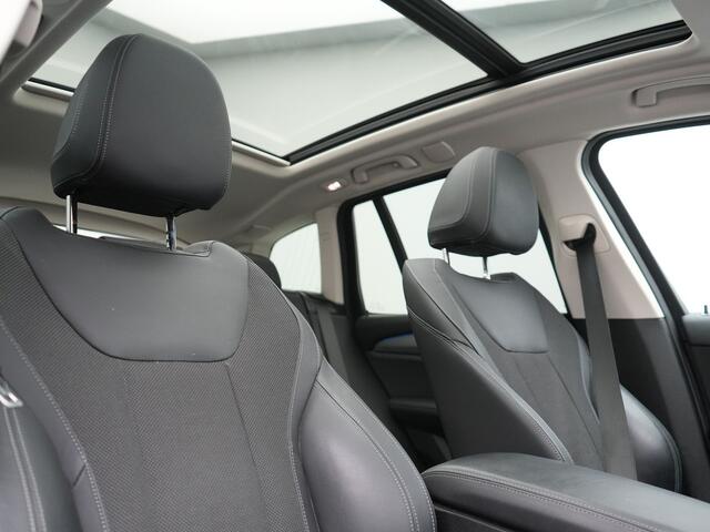BMW X3 xDrive30e Advantage PHEV 293pk Dealer O.H. | Panodak | Adaptive Cruise | Camera | Harman / Kardon | Sportstoelen Verwarmd | Sfeerverlichting | Blis | Apple Carplay | Navigatie | DAB | Plug In Hybrid |