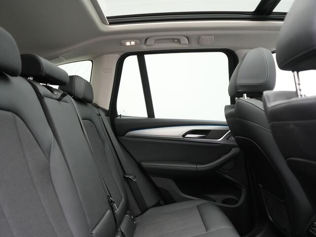BMW X3 xDrive30e Advantage PHEV 293pk Dealer O.H. | Panodak | Adaptive Cruise | Camera | Harman / Kardon | Sportstoelen Verwarmd | Sfeerverlichting | Blis | Apple Carplay | Navigatie | DAB | Plug In Hybrid |