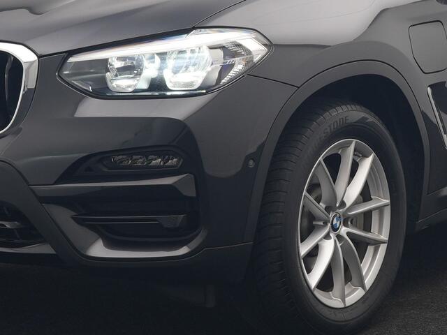 BMW X3 xDrive30e Advantage PHEV 293pk Dealer O.H. | Panodak | Adaptive Cruise | Camera | Harman / Kardon | Sportstoelen Verwarmd | Sfeerverlichting | Blis | Apple Carplay | Navigatie | DAB | Plug In Hybrid |