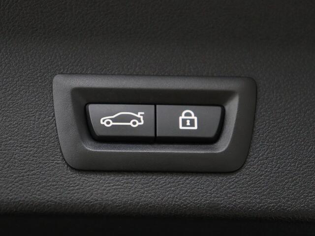 BMW X3 xDrive20i High Executive Edition Panorama dak | Carplay | Climate control | Stoelverwarming | Cruise control | Sfeerverlichting | Navigatie | Bluetooth | Leder bekleding | Achteruitrij camera | DAB Radio