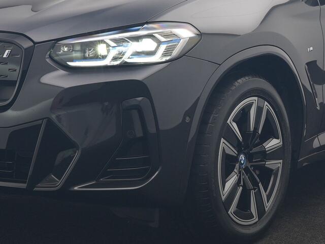 BMW X3 iX3 M Sport 80 kWh 286pk Dealer O.H. | Panodak | Adaptive Cruise | Laser LED | Camera | Lederen Sportstoelen Memory & Verwarmd | Keyless | Sfeerverlichting | Blis | Apple Carplay | Navigatie | DAB |