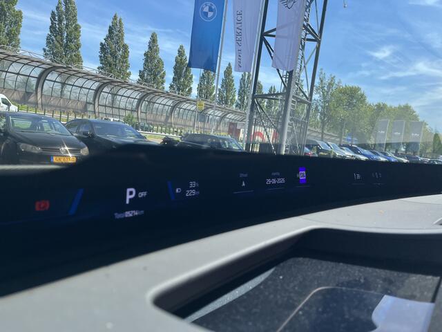 BMW X3 iX3 50 xDrive | M-Sport | 22'' | Harman/Kardon | Panorama. | Iconic Glow | Head-Up | Park. Prof. | Trekhaak | Getint glas | Stuur + stoelverw.