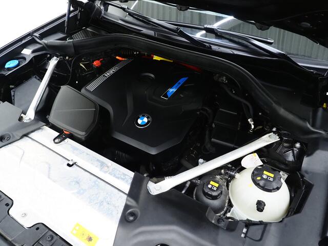 BMW X3 xDrive30e Facelift | Panoramadak | M Stuur | Leder | Trekhaak | Camera | Dodehoek | Carplay