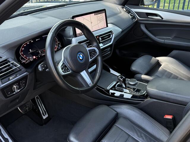 BMW X3 xDrive30e M SPORT | SPORTREMMEN ROOD | PANORAMA | TREKHAAK | ADAPTIEF ONDERSTEL | CAMERA | KEYLESS |