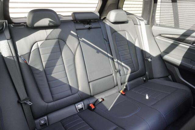 BMW X3 xDrive30e High Executive | 21 inch LM Individual V-spaak | Glazen panoramadak | BMW Head-Up Display | Driving Assistant Plus | Comfort Access