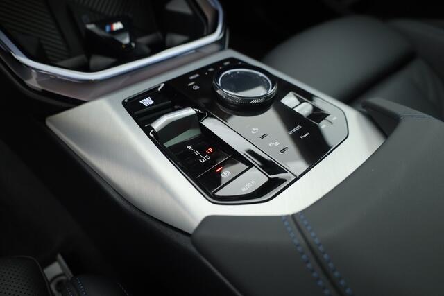 BMW X3 30e xDrive M-Sport Pro | Rijklaar! | Elek. Trekhaak | Pano | Widescreen | Shadowline | HUD | Harman/Kardon | Stuur-stoelverw. | 360*+PDC | Leder+Memory | Dodehoek | NAV+App.Connect | LED | Elek. Klep V