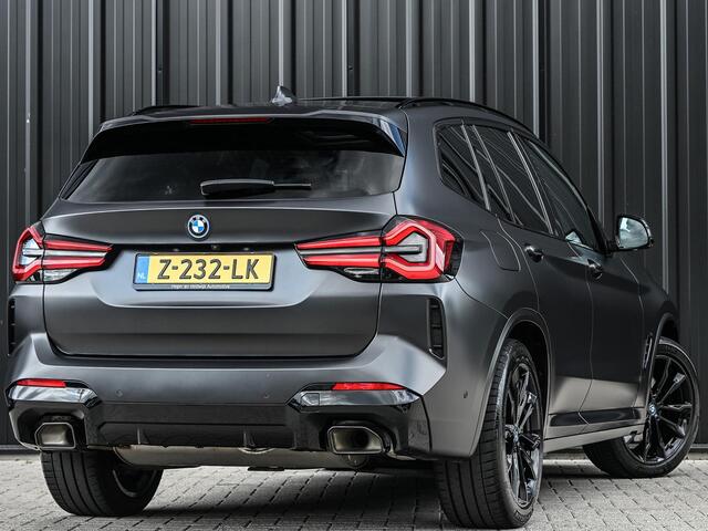 BMW X3 xDrive30e High Executive M Sport Pro | Panoramadak | Frozen Deep Grey Metallic | Carbon Interieur | HUD | 360 Camera | HIFI | Memory Seats | Ambiance | Interieur | Trekhaak | BMW Gesture Control |