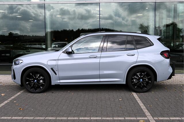 BMW X3 xDrive30e M Sport Automaat / Trekhaak / Panoramadak / Sportstoelen / Laserlight / Head-Up / Comfort Access