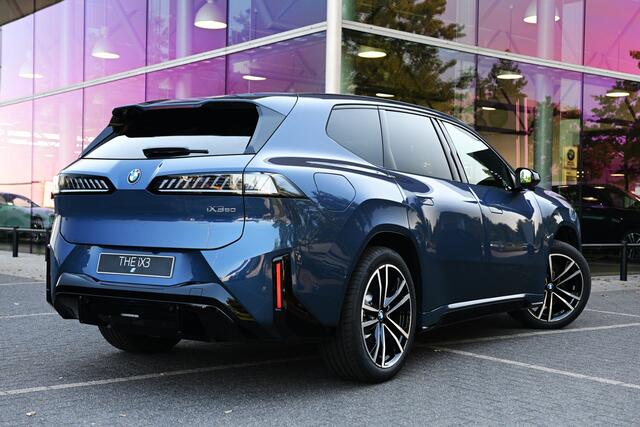 BMW X3 iX3 50 xDrive M Sport / Panoramadak / Trekhaak / M Sportstoelen / 3D Head-Up / Parking Assistant Plus / Stuurverwarming