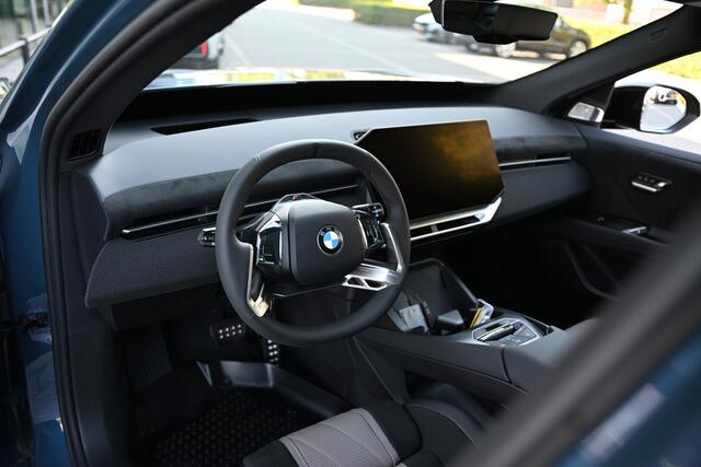 BMW X3 iX3 50 xDrive M Sport / Panoramadak / Trekhaak / M Sportstoelen / 3D Head-Up / Parking Assistant Plus / Stuurverwarming