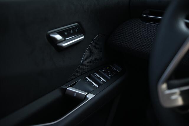 BMW X3 iX3 50 xDrive M Sport / Panoramadak / Trekhaak / M Sportstoelen / 3D Head-Up / Parking Assistant Plus / Stuurverwarming