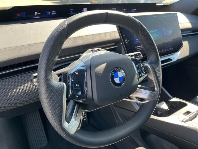 BMW X3 iX3 50 xDrive | M-Sport | 22'' | Harman/Kardon | Panorama. | Iconic Glow | Head-Up | Park. Prof. | M stoelen | Trekhaak | Getint glas | Stuur + stoelverw.