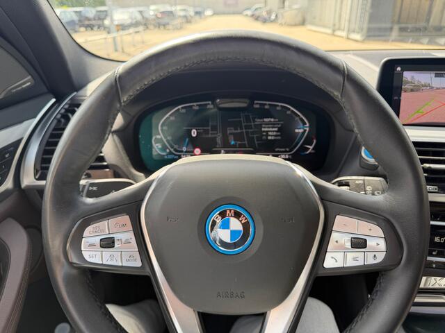 BMW X3 iX3 High Executive 80 kWh | Panoramadak | Harman Kardon | Head-Up Display | Adaptive Cruise Control | Stoelverwarming | Dodehoekdetectie | Keyless | Trekhaak | Adaptief Onderstel | 360 Camera | Ambiance Verlichting |