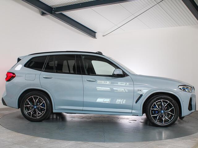 BMW X3 xDrive30e M-Sport LCI Laser, Panoramadak, 360Camera, Head-Up, Brooklyn Grau, Dealer onderhouden!