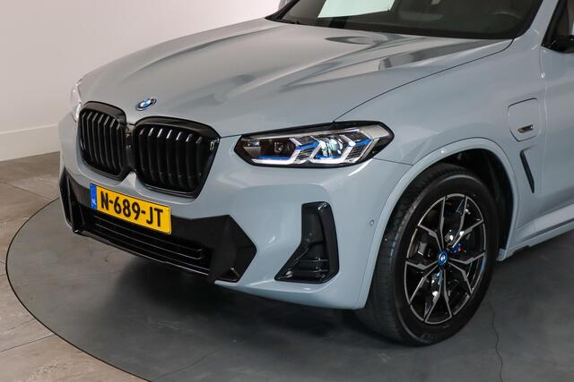 BMW X3 xDrive30e M-Sport LCI Laser, Panoramadak, 360Camera, Head-Up, Brooklyn Grau, Dealer onderhouden!
