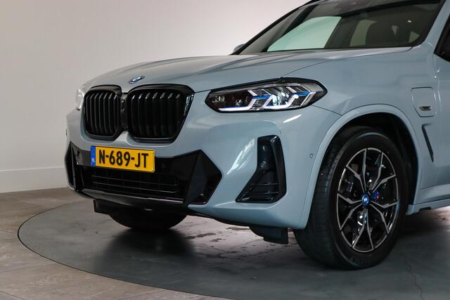 BMW X3 xDrive30e M-Sport LCI Laser, Panoramadak, 360Camera, Head-Up, Brooklyn Grau, Dealer onderhouden!