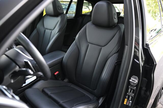 BMW X3 xDrive30e M Sport Automaat / Trekhaak / Panoramadak / Sportstoelen / Head-Up / Live Cockpit Professional