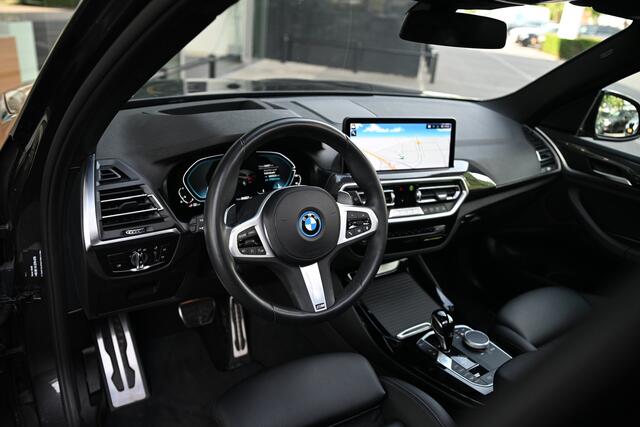 BMW X3 xDrive30e M Sport Automaat / Trekhaak / Panoramadak / Sportstoelen / Head-Up / Live Cockpit Professional