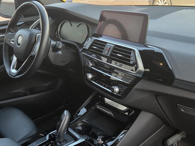 BMW X3 sDrive20i Launch Edition High Executive | Schuif-kanteldak | Climate Control | Parkeercamera