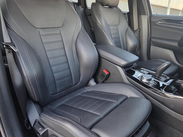 BMW X3 sDrive20i Launch Edition High Executive | Schuif-kanteldak | Climate Control | Parkeercamera