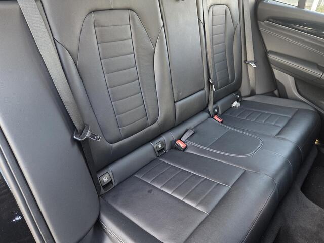 BMW X3 sDrive20i Launch Edition High Executive | Schuif-kanteldak | Climate Control | Parkeercamera