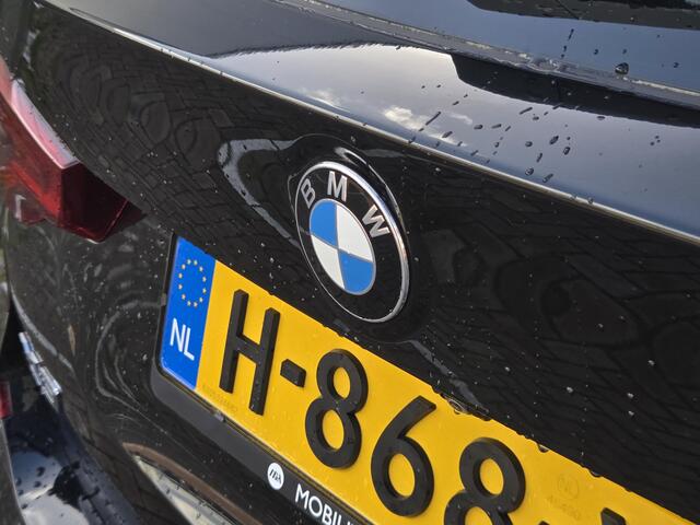 BMW X3 sDrive20i Launch Edition High Executive | Schuif-kanteldak | Climate Control | Parkeercamera