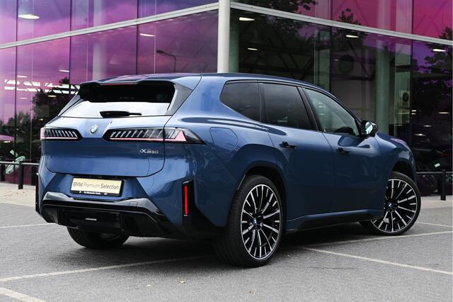 BMW X3 iX3 50 xDrive M Sport / Trekhaak / Panoramadak / 3D Head-Up / Harman-Kardon / Adaptieve LED