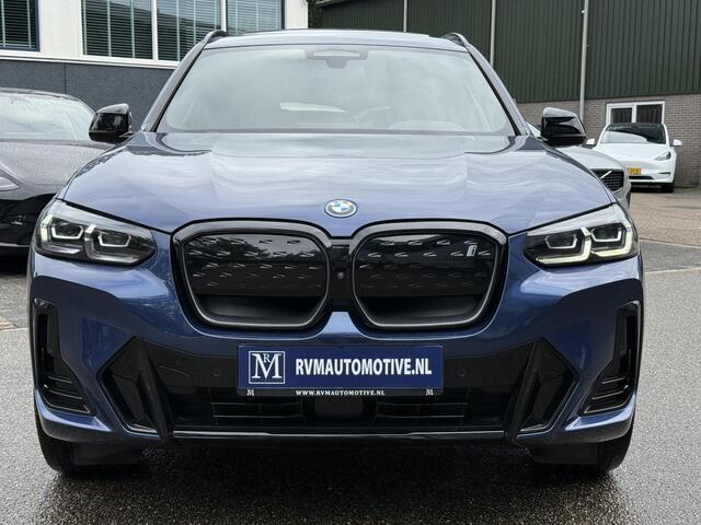 BMW X3 iX3 High Executive 80 kWh M-SPORT SHADOW| SOH 99%| VAN: 43.900,- VOOR: 40.877,- UW HERFSTVOORDEEL: 3.023,| SUPER COMPLEET!| 360 CAMERA| HARMAN KARDON| ELEKTRISCHE STOELEN| HUD|DRIVING ASS. PROFF!| ELEKTRISCHE ACHTERKLEP| GESTURE CONTROL|