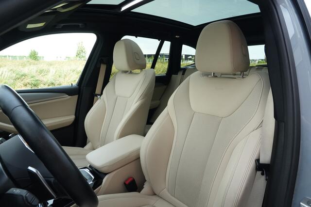 BMW X3 xDrive30e M Sport High Executive | 292 PK | PHEV | PANO | 360° Camera | Leder BMW X3 xDrive30e M Sport High Executive 292 PK Plug-in Hybrid met 2.0 viercilinder benzinemotor en automatische 8-traps transmissie, voorzien van elektrisch panoramadak, lederen bekleding, 36