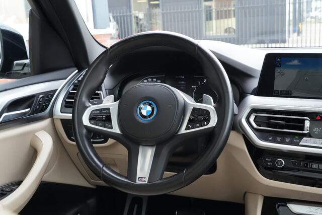 BMW X3 xDrive30e M Sport High Executive | 292 PK | PHEV | PANO | 360° Camera | Leder BMW X3 xDrive30e M Sport High Executive 292 PK Plug-in Hybrid met 2.0 viercilinder benzinemotor en automatische 8-traps transmissie, voorzien van elektrisch panoramadak, lederen bekleding, 36
