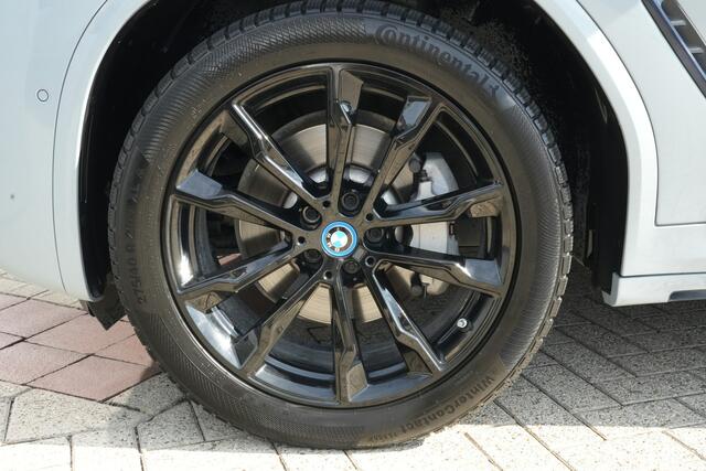 BMW X3 xDrive30e M Sport High Executive | 292 PK | PHEV | PANO | 360° Camera | Leder BMW X3 xDrive30e M Sport High Executive 292 PK Plug-in Hybrid met 2.0 viercilinder benzinemotor en automatische 8-traps transmissie, voorzien van elektrisch panoramadak, lederen bekleding, 36