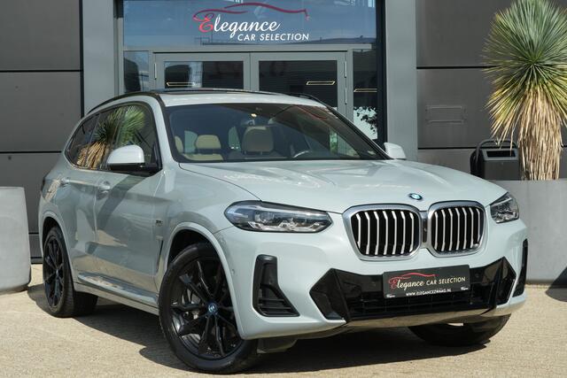 BMW X3 xDrive30e M Sport High Executive | 292 PK | PHEV | PANO | 360° Camera | Leder BMW X3 xDrive30e M Sport High Executive 292 PK Plug-in Hybrid met 2.0 viercilinder benzinemotor en automatische 8-traps transmissie, voorzien van elektrisch panoramadak, lederen bekleding, 36