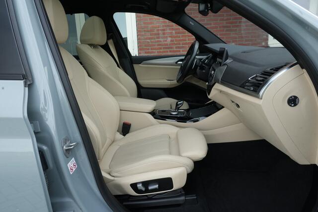 BMW X3 xDrive30e M Sport High Executive | 292 PK | PHEV | PANO | 360° Camera | Leder BMW X3 xDrive30e M Sport High Executive 292 PK Plug-in Hybrid met 2.0 viercilinder benzinemotor en automatische 8-traps transmissie, voorzien van elektrisch panoramadak, lederen bekleding, 36