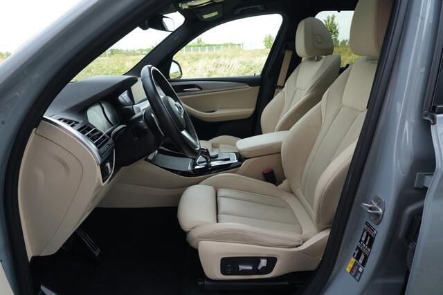 BMW X3 xDrive30e M Sport High Executive | 292 PK | PHEV | PANO | 360° Camera | Leder BMW X3 xDrive30e M Sport High Executive 292 PK Plug-in Hybrid met 2.0 viercilinder benzinemotor en automatische 8-traps transmissie, voorzien van elektrisch panoramadak, lederen bekleding, 36