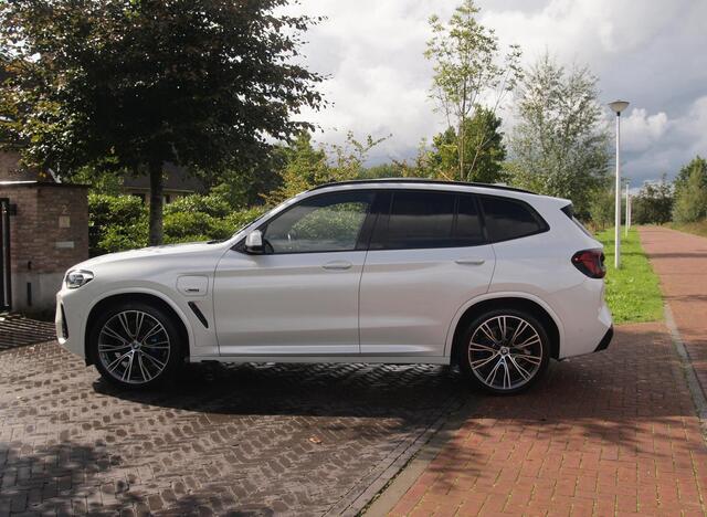 BMW X3 xDrive30e Business Edition Plus | M-Pakket | Panoramadak | Trekhaak | Head-Up Display | 360 Camera | Sfeerverlichting | LED-Laser |