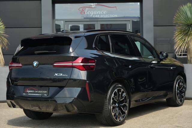 BMW X3 30e xDrive M Sport | 300PK | Pano | HUD | 360° | Harman Kardon | 20" | Keyless | Driving Assistant Professional | BMW X3 30e xDrive M Sport 300 PK Plug-in Hybrid met 2.0 viercilinder, panoramadak, Head-Up Display, 360° camera, Harman Kardon Premium Sound, 20-inch lichtmetalen velgen, Keyless Entry, Drivi