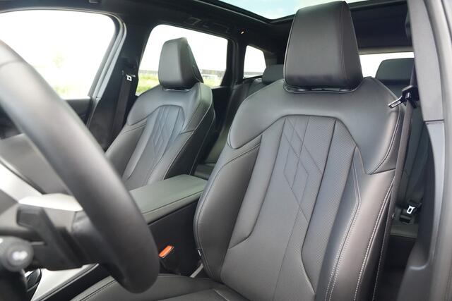 BMW X3 30e xDrive M Sport | 300PK | Pano | HUD | 360° | Harman Kardon | 20" | Keyless | Driving Assistant Professional | BMW X3 30e xDrive M Sport 300 PK Plug-in Hybrid met 2.0 viercilinder, panoramadak, Head-Up Display, 360° camera, Harman Kardon Premium Sound, 20-inch lichtmetalen velgen, Keyless Entry, Drivi