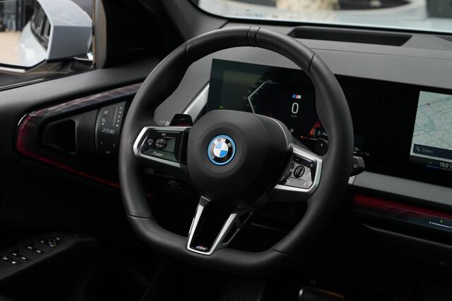 BMW X3 30e xDrive M Sport | 300PK | Pano | HUD | 360° | Harman Kardon | 20" | Keyless | Driving Assistant Professional | BMW X3 30e xDrive M Sport 300 PK Plug-in Hybrid met 2.0 viercilinder, panoramadak, Head-Up Display, 360° camera, Harman Kardon Premium Sound, 20-inch lichtmetalen velgen, Keyless Entry, Drivi
