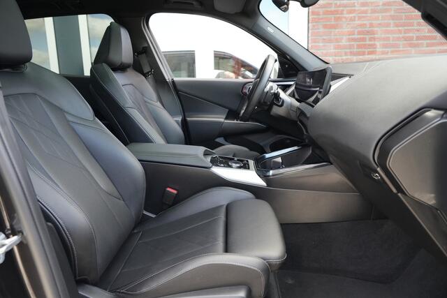 BMW X3 30e xDrive M Sport | 300PK | Pano | HUD | 360° | Harman Kardon | 20" | Keyless | Driving Assistant Professional | BMW X3 30e xDrive M Sport 300 PK Plug-in Hybrid met 2.0 viercilinder, panoramadak, Head-Up Display, 360° camera, Harman Kardon Premium Sound, 20-inch lichtmetalen velgen, Keyless Entry, Drivi